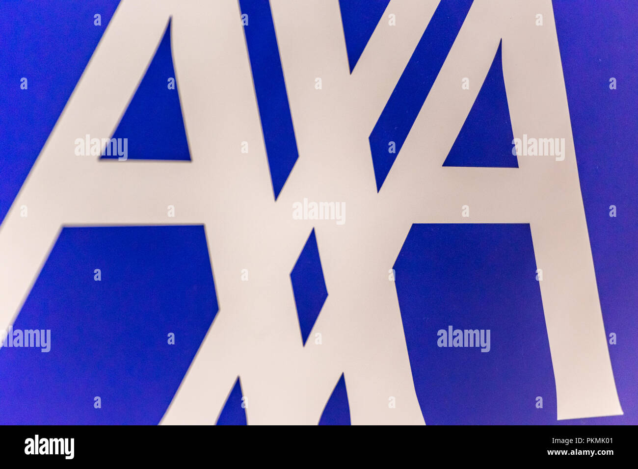LUGO (RA), Italia - 11 settembre 2018: la polvere e lo sporco che copre il logo di AXA sul cartello Foto Stock