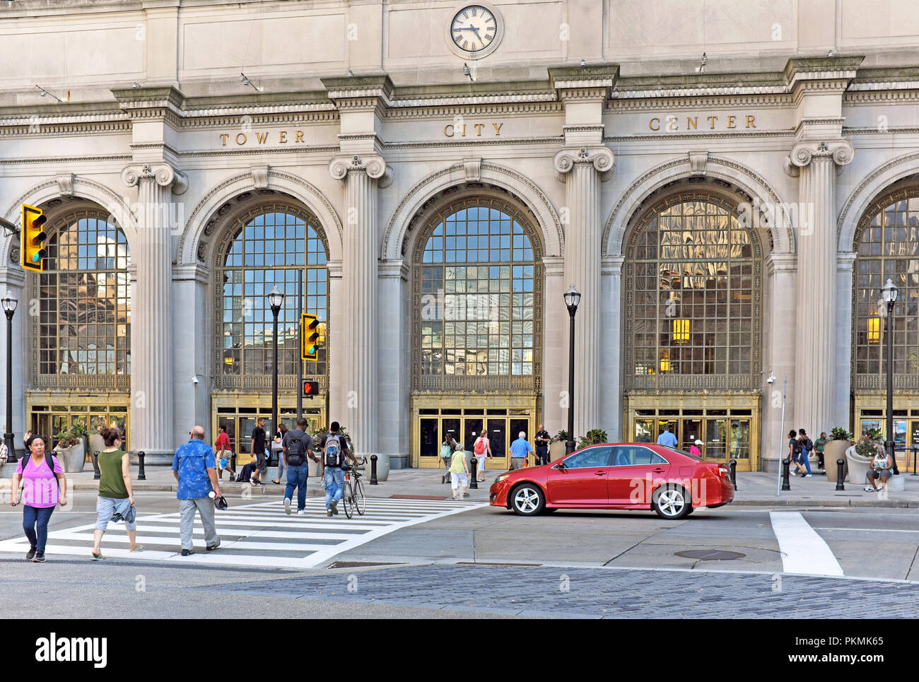 Il traffico pedonale di fronte alla Torre centro città sulla pubblica piazza, centro di Cleveland, Ohio, USA. Foto Stock