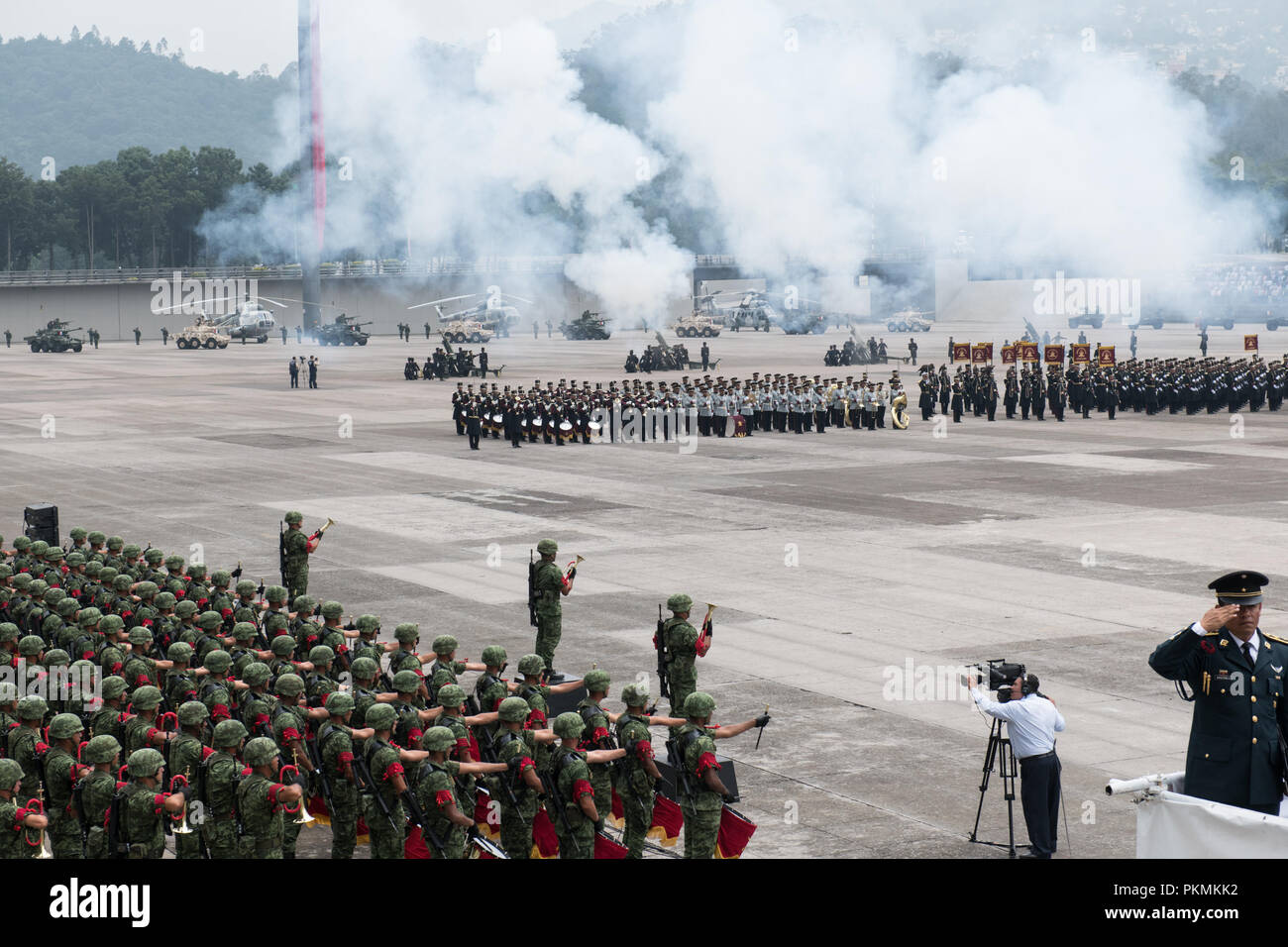 Città del Messico. Xiii Sep, 2018. Pezzo d'artiglieria fire un saluto come il presidente messicano, Enrique PeÐ¦un Nieto, ospita una parata militare presso l'Eroica Collegio Militar (Accademia Militare) in Città del Messico, Messico, Sett. 13, 2018. Credito: Us Joint personale/Russo/Look ZUMA filo/Alamy Live News Foto Stock