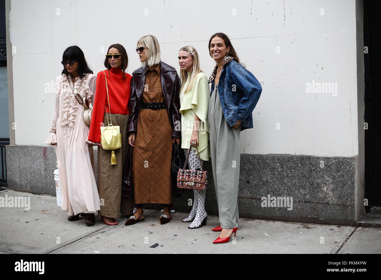 Maria Bernad, Loulou de Saison, Linda Tol, Courtney Trop, e Erika Boldrin in posa sulla strada fuori dell'Maryam Nassir mostra durante la settimana della moda di New York - Settembre 12, 2018 - Foto: Pista Manhattan ***per solo uso editoriale*** | Utilizzo di tutto il mondo Foto Stock