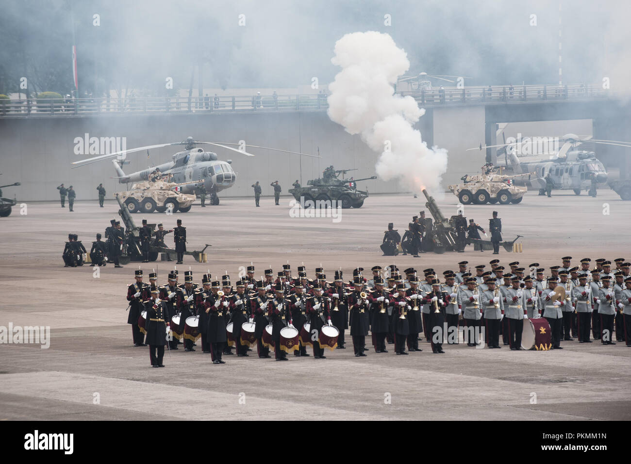Città del Messico. Xiii Sep, 2018. Pezzo d'artiglieria fire un saluto come il presidente messicano, Enrique PeÐ¦un Nieto, ospita una parata militare presso l'Eroica Collegio Militar (Accademia Militare) in Città del Messico, Messico, Sett. 13, 2018. Credito: Us Joint personale/Russo/Look ZUMA filo/Alamy Live News Foto Stock