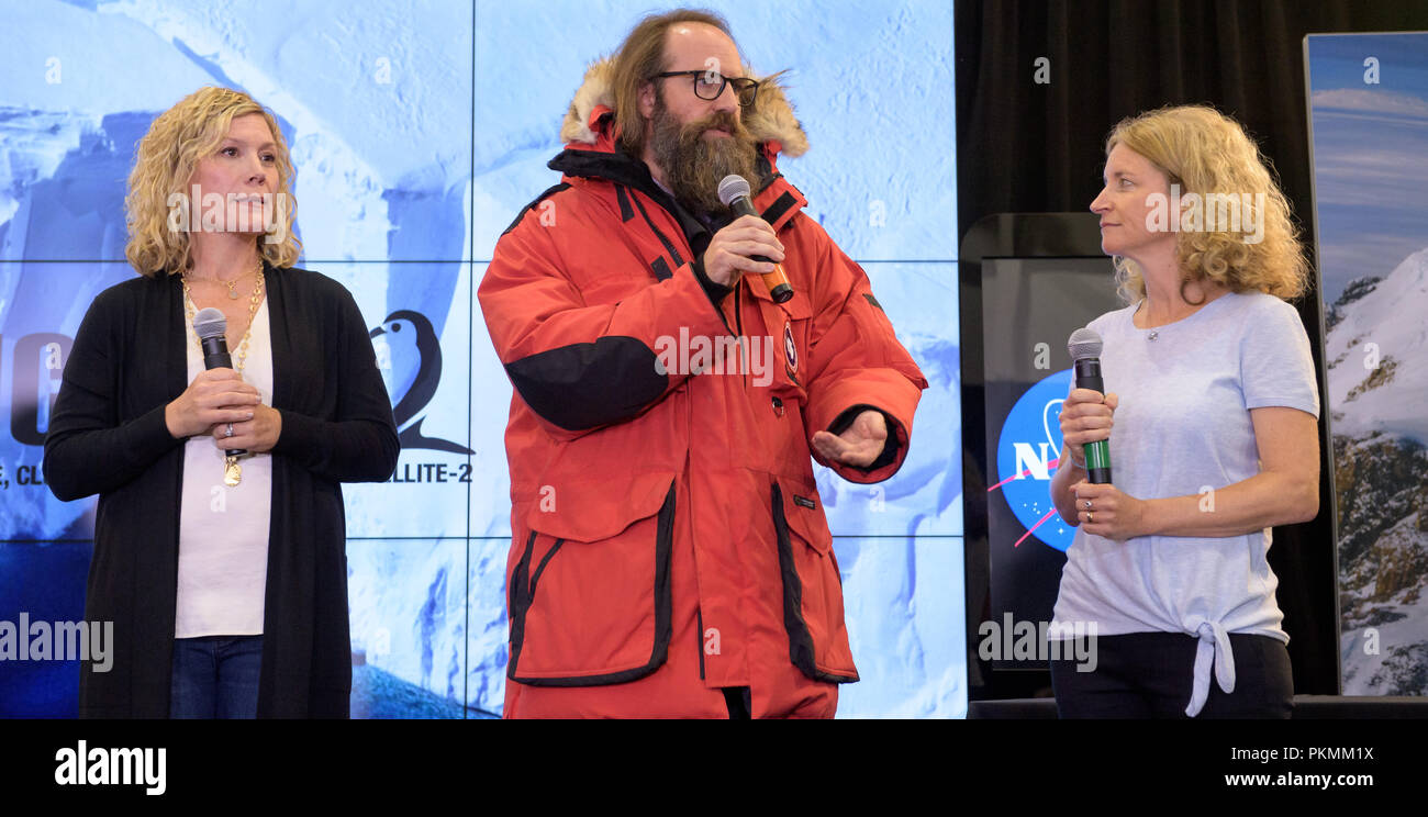 Settembre 13, 2018 - Base aerea di Vandenberg, California, Stati Uniti d'America - Lori Magruder, ICESat-2 Scienza Definizione Team di piombo, University of Texas, sinistra, Tom Neumann, ICESat-2 Deputy Project Scientist, NASA Goddard Space Flight Center e Helen Fricker, ICESat-2 Scienza Definizione membro del team, Scripps istituzione di oceanografia, sono visti durante un ghiaccio della NASA, Cloud e terra via satellite di elevazione-2 (ICESat-2) prelaunch briefing, Giovedì, Settembre 13, 2018 a Vandenberg Air Force Base in California. Il ICESat-2 missione potrà misurare il cambiamento di altezza di terra del ghiaccio. Photo credit: (NASA/Bill Ingalls) N Foto Stock