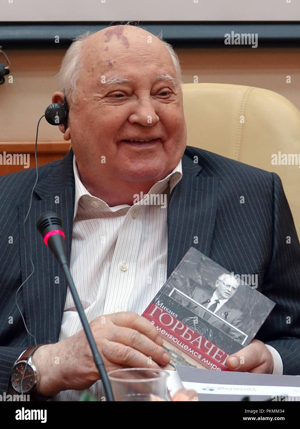 13 settembre 2018, Russia, Mosca: Mikhail Gorbaciov, ex presidente sovietico, tenendo il suo nuovo libro in mano. Il titolo russo si traduce come: "In un mondo che cambia". Il 87-anno vecchio premio Nobel per la pace chiamato per il superamento della divisione di corrente tra la Russia e l'Occidente. Foto: Friedemann Kohler/dpa Foto Stock