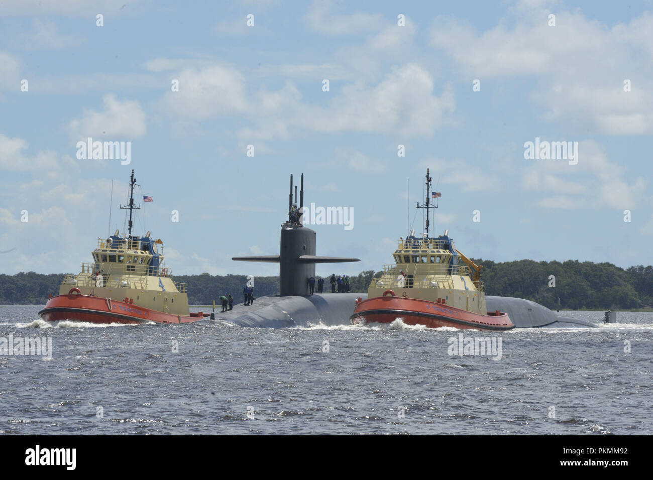 Kings Bay, Georgia, Stati Uniti d'America. Xiii Sep, 2018. KINGS BAY, GA. (Sett. 12, 2018) La Ohio-classe-balistico missile submarine USS Rhode Island (SSBN 740) ritorna al suo homeport a Naval base sottomarina Kings Bay, Ga., a seguito del completamento dei sentieri del mare. Il Rhode Island ha recentemente completato un 33-mese progettato il rifornimento di revisione, che consentirà di estendere la vita del sommergibile per altri vent'anni. La barca è uno dei cinque ballistic-missile sottomarini di stanza presso la base ed è in grado di trasportare fino a 20 sommergibile-lanciato missili balistici con testate multiple. (U.S. Navy foto di Lt. Foto Stock