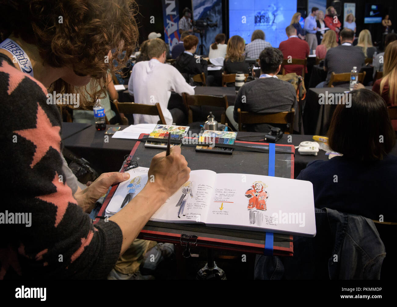 Base aerea di Vandenberg, California, Stati Uniti d'America. Xiii Sep, 2018. Artista e la NASA social media attendee Maria Coryell-Martin cattura un prelaunch briefing per la NASA il ghiaccio, Cloud e terra via satellite di elevazione-2 (ICESat-2), Giovedì, Settembre 13, 2018 a Vandenberg Air Force Base in California. Il ICESat-2 missione potrà misurare il cambiamento di altezza di terra del ghiaccio. Photo credit: (NASA/Bill Ingalls) La NASA via globallookpress.com Credito: NASA/Russo/Look ZUMA filo/Alamy Live News Foto Stock