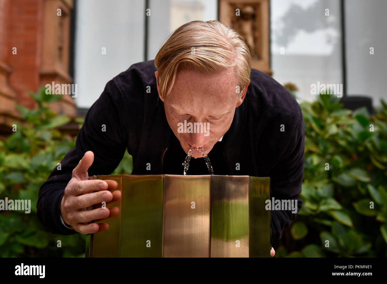 Londra, Regno Unito. Il 14 settembre 2018. Un visitatore bevande da 'una fontana per Londra' da Michael Anastassiades sul display a V&Un museo come parte del London Design Festival. Il festival, giunto alla sua sedicesima edizione, include gli impianti in tutta la capitale e gestisce 15 al 23 settembre 2018. Credito: Stephen Chung / Alamy Live News Foto Stock