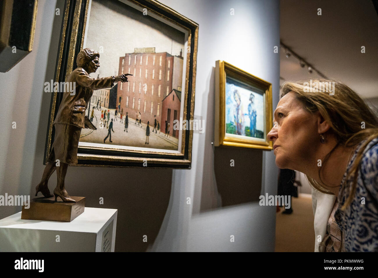 Londra - 14 settembre: i visitatori guardano un bronzo figura di Margaret Thatcher, accanto a un dipinto di LS Lowry, all'annuale LAPADA Arte e Antiquariato si è aperto oggi, 14 settembre 2018, in Berkeley Square, Londra. Oltre 100 espositori presentano il lavoro di tutta l'arte, antiquariato, design e arti decorative di spettro. La fiera va da settembre 14-19, 2018. Foto di David Levenson/Alamy Live news Foto Stock
