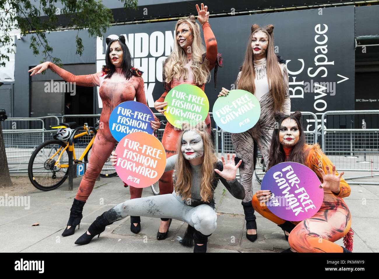 Londra, Regno Unito. 14 Settembre, 2018. Un gruppo di attivisti PETA vestito come gatti celebrare fur-free passerelle fuori la London Fashion Week la principale sede sul filamento, dopo l'annuncio che questa stagione dell'evento non presentare qualsiasi pelo di animali. PETA sta chiamando al British Fashion Council per attuare il divieto definitivo di utilizzo di pelo di animali in tutte le sue manifestazioni tra cui la London Fashion Week. Credito: Wiktor Szymanowicz/Alamy Live News Foto Stock