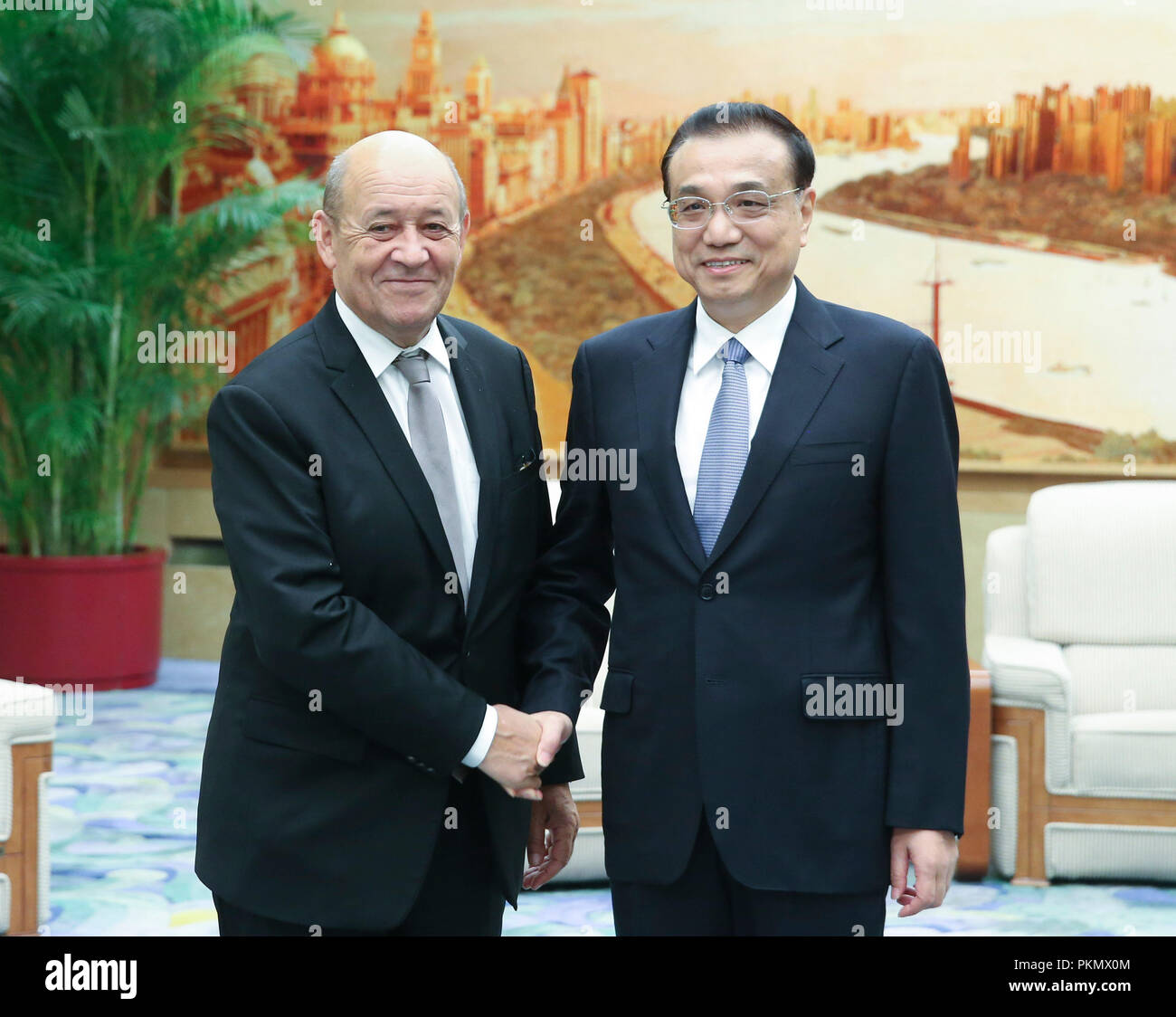 Pechino, Cina. Xiv Sep, 2018. Il premier cinese LI Keqiang (R) incontra il ministro degli Esteri francese Jean-Yves Le Drian a Pechino Capitale della Cina, Sett. 14, 2018. Credito: Yao Dawei/Xinhua/Alamy Live News Foto Stock