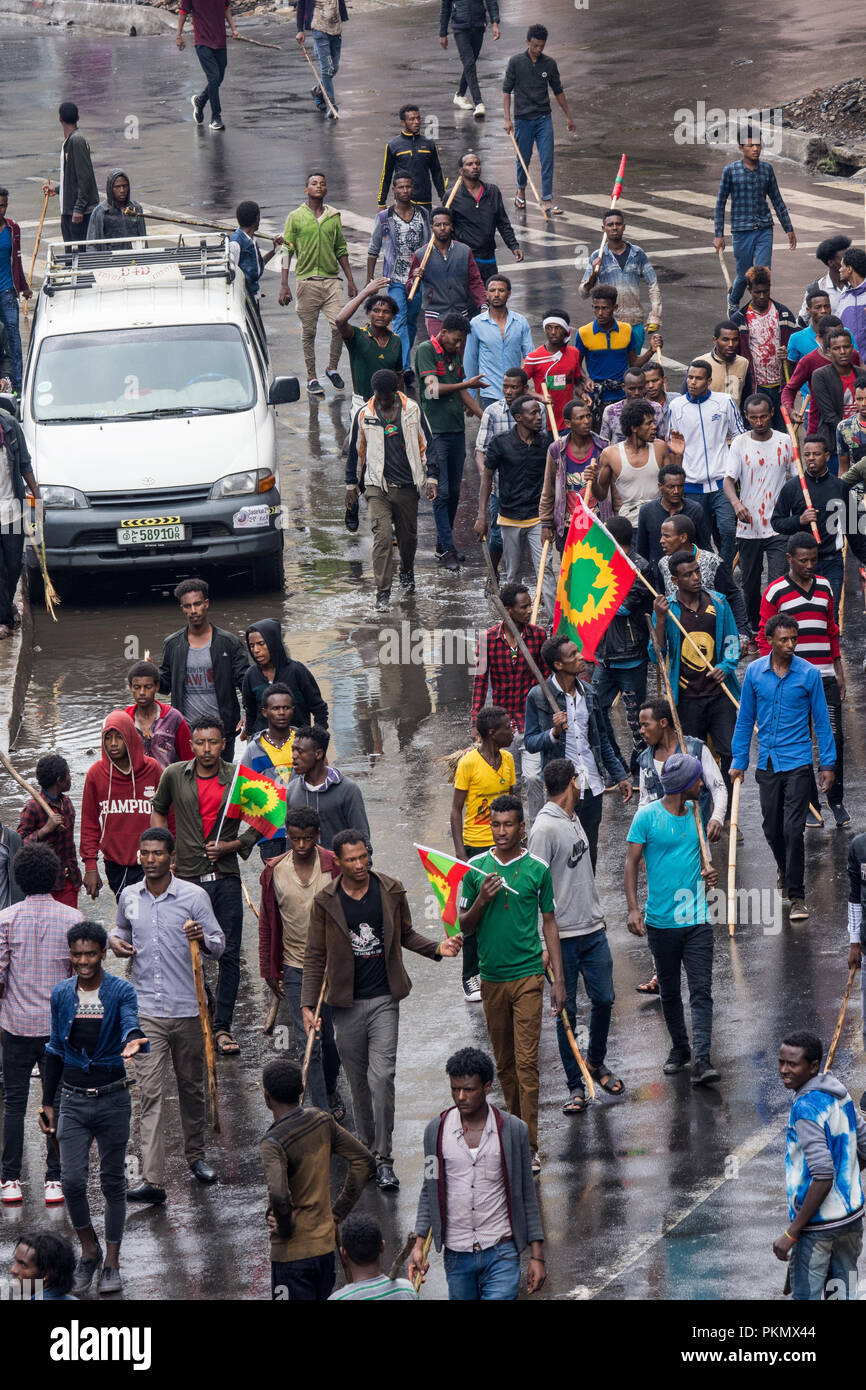 Etiopia ad Addis Abeba . 14 settembre 2018. Giovani Oromo (Qeerroo) prendere per le strade di Piassa in Etiopia ad Addis Abeba con il Fronte Oromo di Liberazione (ONEG) politici del partito bandiera su Settembre 14 2018 Credit: David Kirba/Alamy Live News Foto Stock