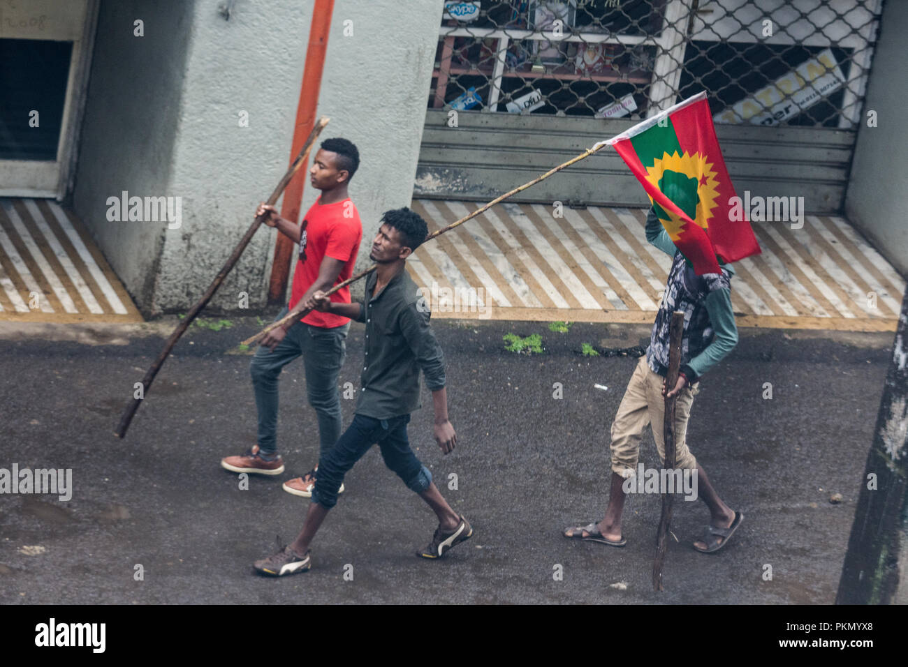 Etiopia ad Addis Abeba . 14 settembre 2018. Giovani Oromo camminando in Addis Abeba con l Oromia Liberation Front (OLF) partito politico della bandiera della prima di essere disperso dai residenti locali nella zona Piassa. Credito: David Kirba/Alamy Live News Foto Stock