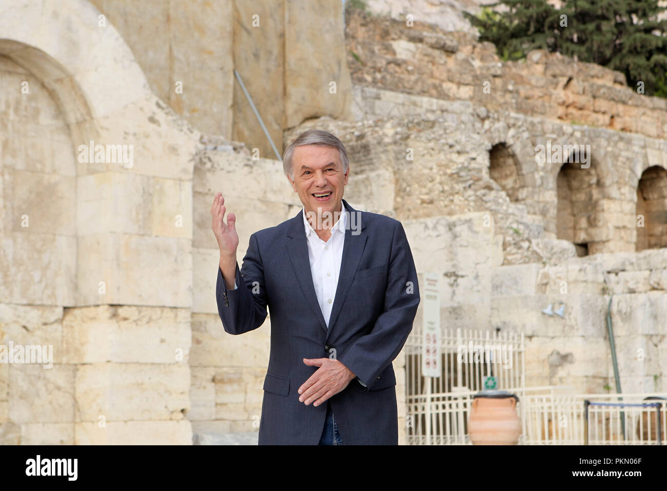 Atene, Grecia. Xiv Sep, 2018. Musicista italiano Salvatore Adamo ha posato per i fotografi al di fuori del Odeon Herodes Atticus. Le uniche voci di Salvatore Adamo e Vasilis Lekkas si riuniscono presso l' Odeon di Erode Attico per un incantevole serata di musica contro lo sfondo dell'Acropoli. (Credito Immagine: © Aristidis VafeiadakisZUMA filo) Foto Stock