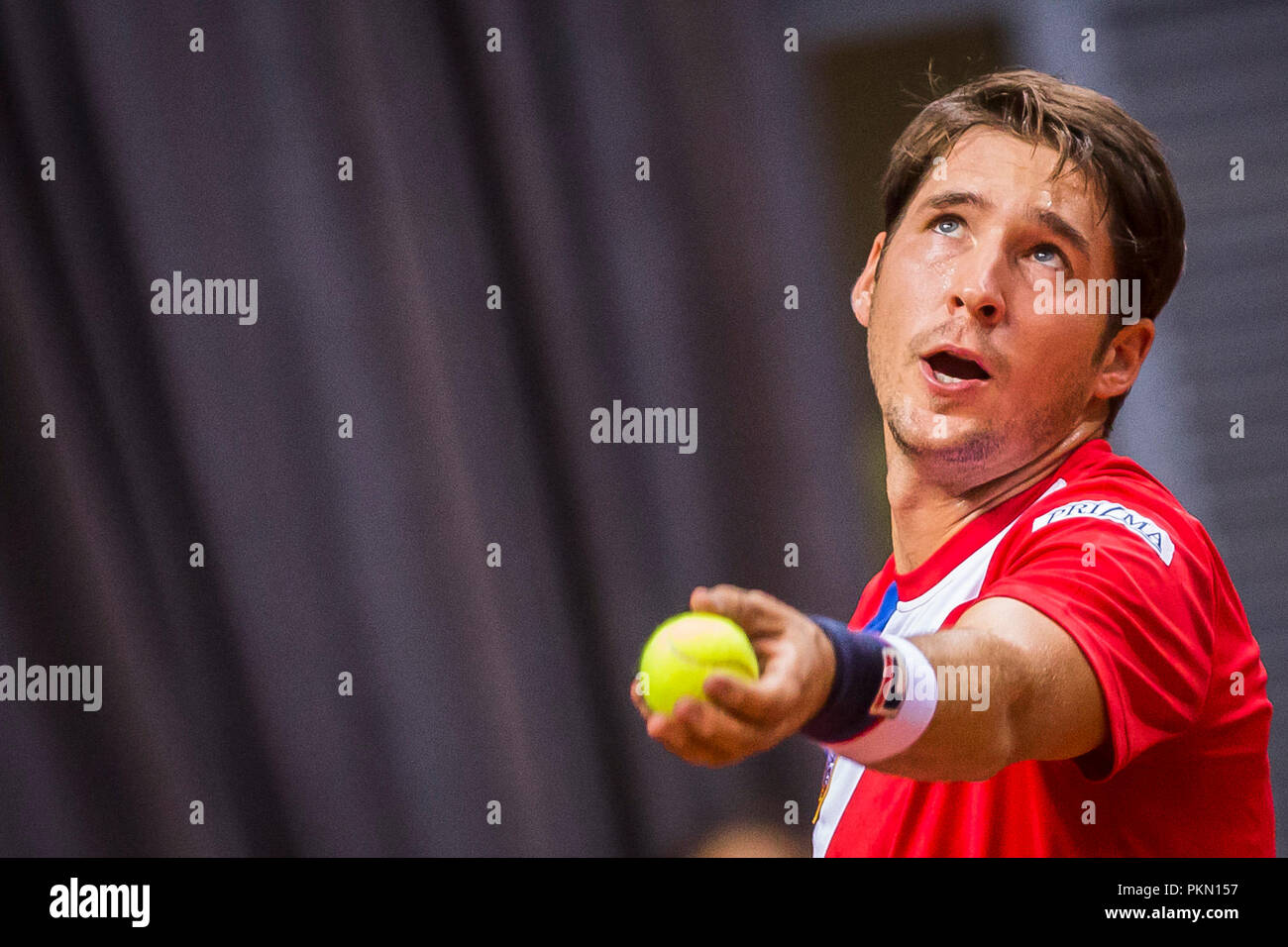 Kraljevo, Serbia. Dusan Lajovic (SRB) serve Credito: Nikola Krstic/Alamy Live News Foto Stock