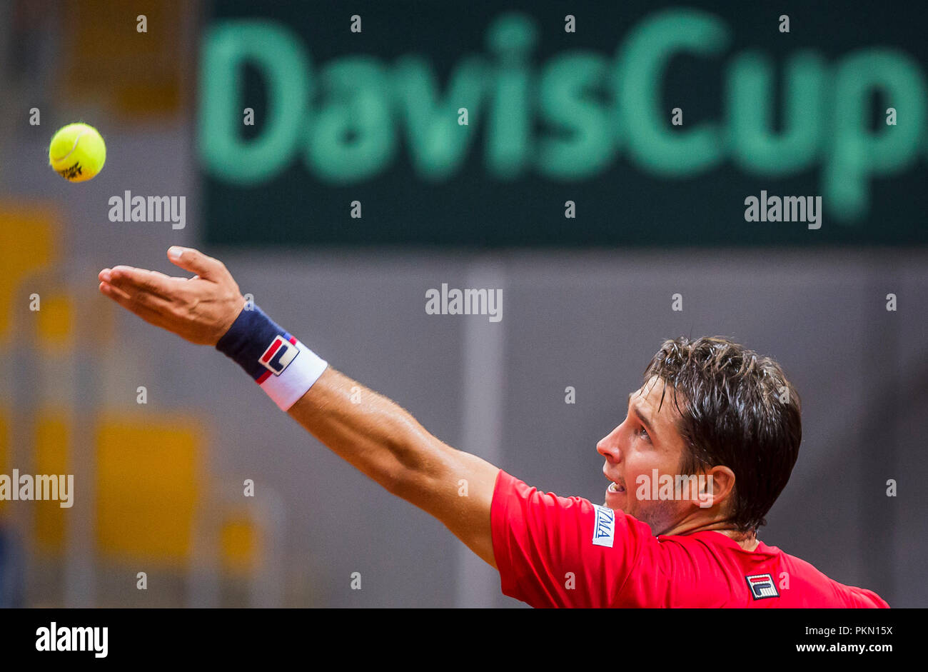 Kraljevo, Serbia. Dusan Lajovic (SRB) serve Credito: Nikola Krstic/Alamy Live News Foto Stock