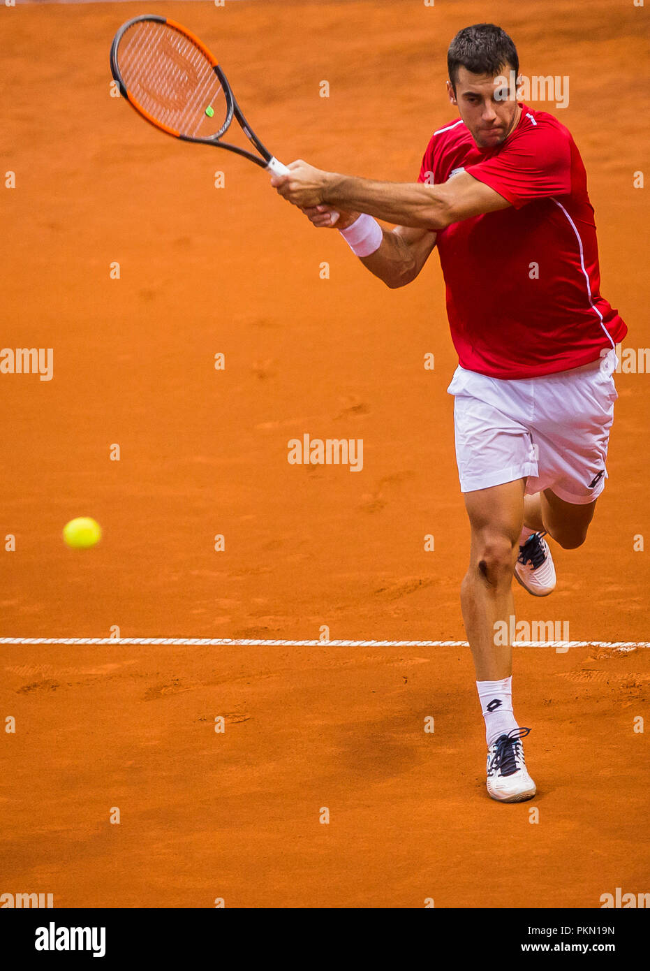 Kraljevo, Serbia. 14 settembre 2018, Kraljevo impianto sportivo, Kraljevo, Serbia; Tennis Davis Cup World Group, play-off, Serbia contro l'India; Laslo Djere (SRB) restituisce Credito: Nikola Krstic/Alamy Live News Foto Stock