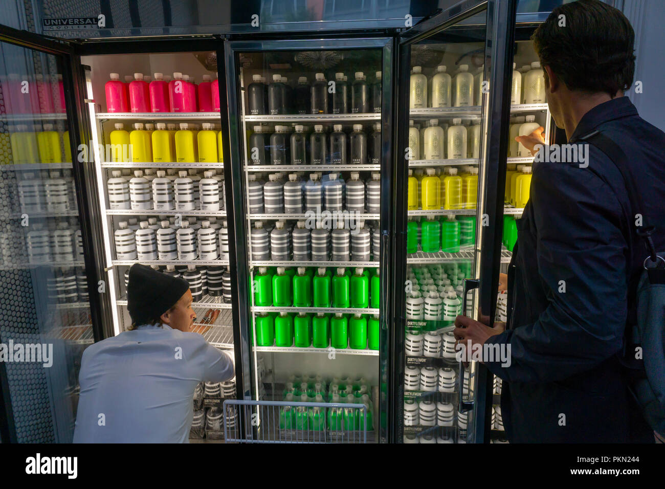 New York, Stati Uniti d'America. 14 settembre 2018. Un lavoratore di scorte di ripiani come un cliente effettua la sua scelta con la sporca bevanda al limone negozio a New York venerdì 14 settembre, 2018. Il negozio chiamato 'il farmaco Store' nel quartiere Tribeca opera sull'onore sistema dove dopo aver effettuato la scelta del testo è la società e si carica il tuo pre-impostare account. Tutte le bevande sono basati su limone-acqua aromatizzata con collagene, acqua di rose, di magnesio o di altri ingredienti aggiunti ai vari sapori della migliore- Credito: Richard Levine/Alamy Live News Foto Stock New York, Stati Uniti d'America. 14 settembre 2018. Un lavoratore di scorte di ripiani come un cliente effettua la sua scelta con la sporca bevanda al limone negozio a New York venerdì 14 settembre, 2018. Il negozio chiamato 'il farmaco Store' nel quartiere Tribeca opera sull'onore sistema dove dopo aver effettuato la scelta del testo è la società e si carica il tuo pre-impostare account. Tutte le bevande sono basati su limone-acqua aromatizzata con collagene, acqua di rose, di magnesio o di altri ingredienti aggiunti ai vari sapori della migliore- Credito: Richard Levine/Alamy Live News Foto Stock