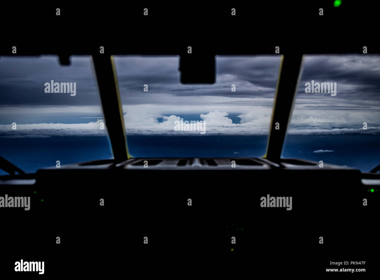 Gli Stati Uniti Air Force Reserve 53rd Meteo squadrone di ricognizione, o cacciatori di uragano, entra il bordo dell uragano Florence, 12 Settembre 2018 da Savannah, Georgia. I cacciatori di uragano volare nell'occhio della tempesta che sopraggiungono per raccogliere i dati per il National Hurricane Center per aiutare a fornire informazioni aggiornate e accurate per storm previsioni. Foto Stock