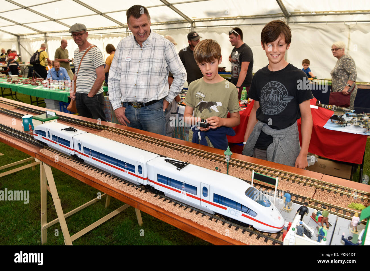 I visitatori a giocare con una ferrovia in miniatura a modelli di un evento di fine settimana, Liphook, Hampshire, Regno Unito. Il 2 settembre 2018. Foto Stock I visitatori a giocare con una ferrovia in miniatura a modelli di un evento di fine settimana, Liphook, Hampshire, Regno Unito. Il 2 settembre 2018. Foto Stock