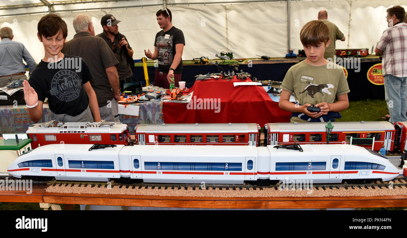 Visitatori che giocano con una ferrovia in miniatura durante un evento del fine settimana dedicato ai modelli ferroviari, Liphook, Hampshire, Regno Unito. 2 settembre 2018. Foto Stock