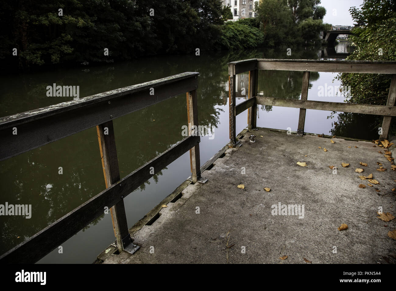 Piccolo approdo per le barche, dettaglio di trasporto di acqua Foto Stock