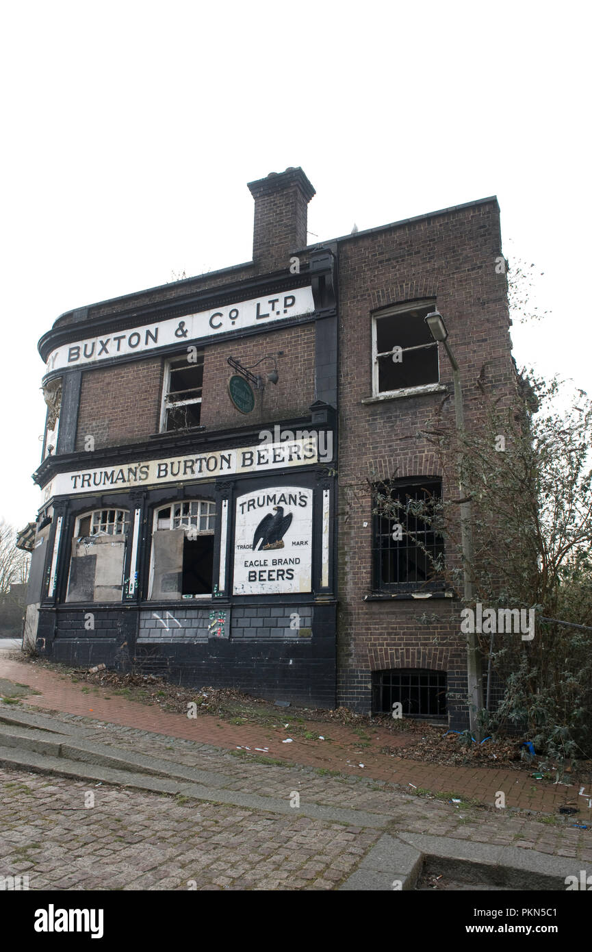 Il Victoria pub, in Charlton, SE7; a sud-est di Londra, Inghilterra, chiusa e abbandonata ormai da alcuni anni Foto Stock