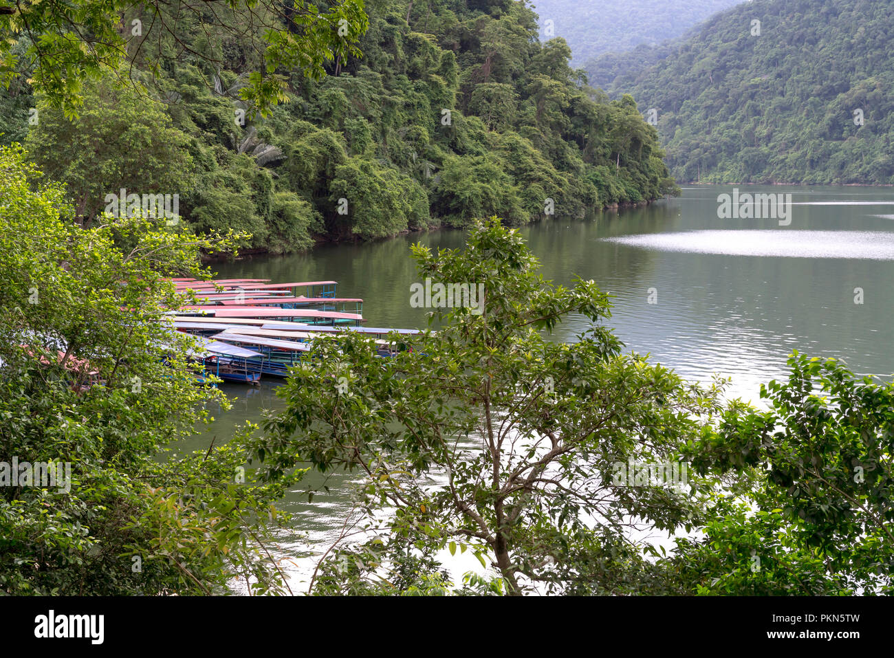 Un pontile che serve i turisti su Ba essere lago in Bac Kan Provincia, Vietnam Foto Stock