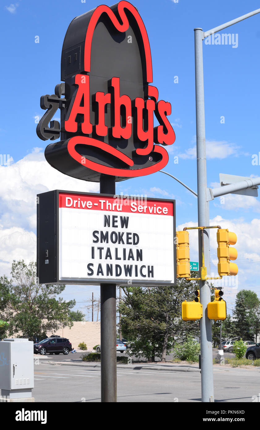 Arby's segno accanto ad una luce di stop Foto Stock