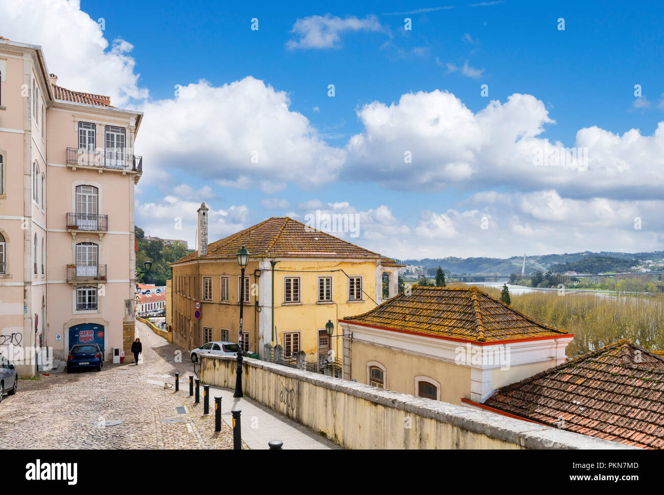 Tipica strada di ciottoli nel centro storico della città con il fiume Mondego a destra, Rua da Couraça Lisboa, Coimbra, Portogallo Foto Stock