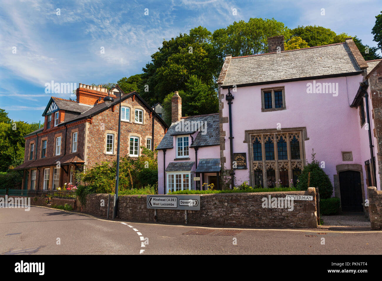 Inghilterra, Regno Unito, 5 settembre 2018. L'edificio rosa sulla destra è Dovery Manor Museum, ed è situato nel bellissimo villaggio di Porlock, Somerset. Foto Stock