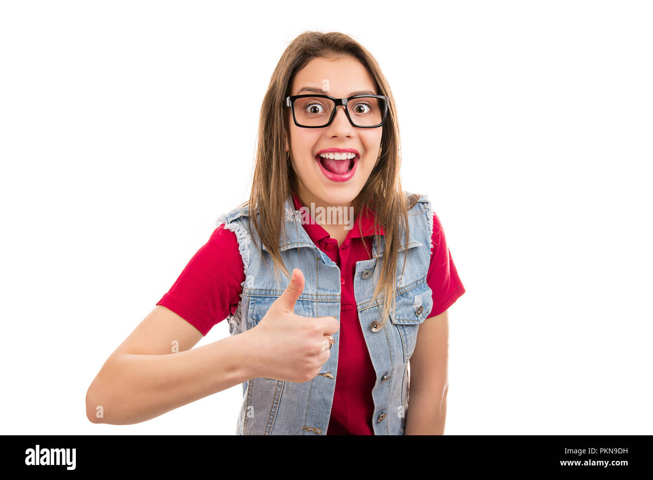 Bella donna espressive in bicchieri che mostra un pollice alzato e baluginare in telecamera isolata su sfondo bianco Foto Stock