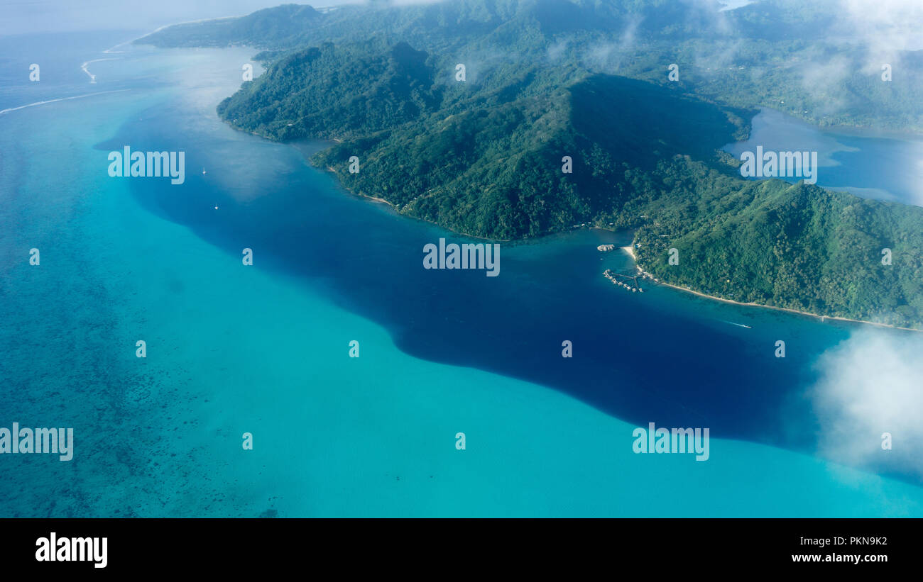 Sorvolando Huahine della Laguna Blu e isola in Polinesia Frech (Tahiti) Foto Stock