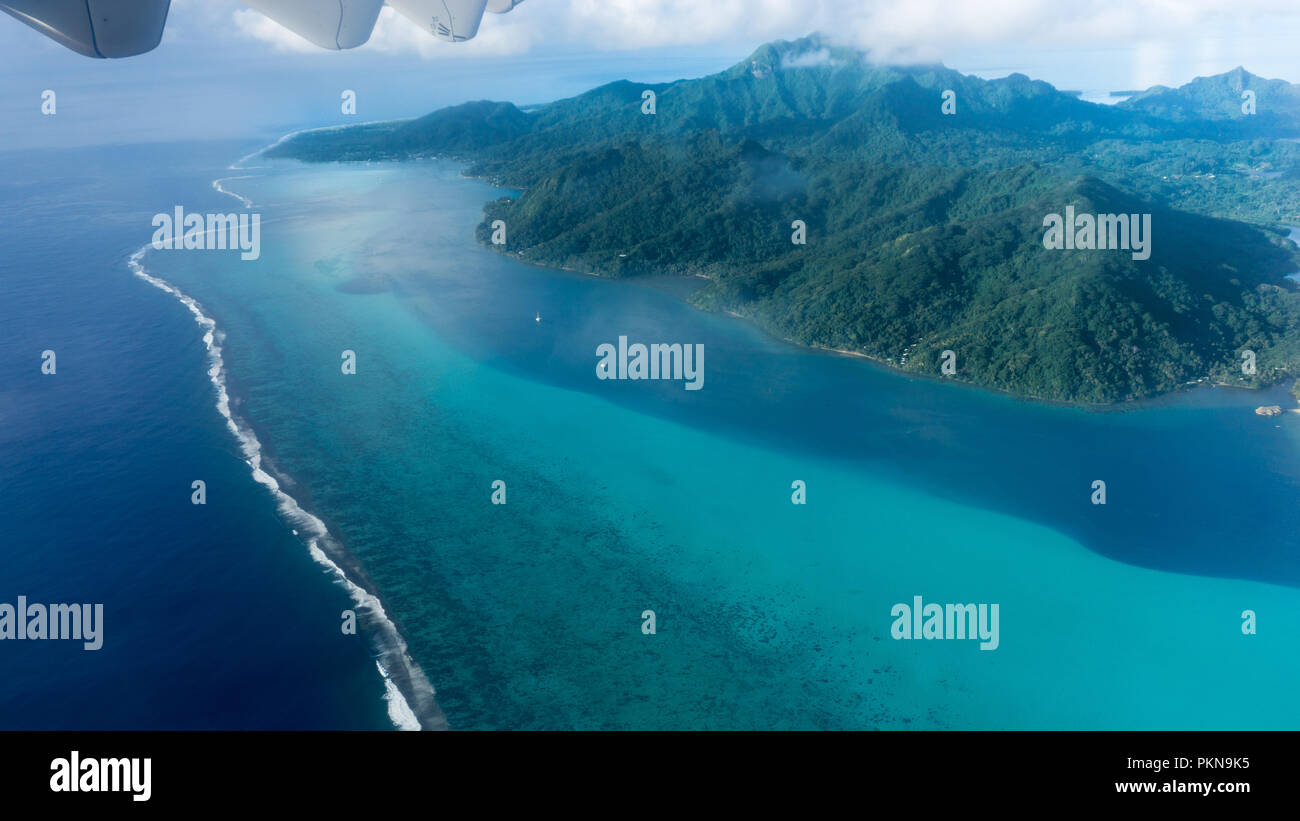 Sorvolando Huahine della Laguna Blu e isola in Polinesia Frech (Tahiti) Foto Stock