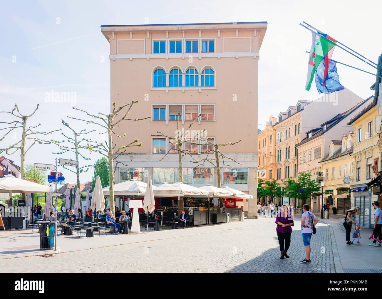 Ljubljana, Slovenia - 27 Aprile 2018: la gente su Presernov Trg piazza nel centro di Lubiana in Slovenia Foto Stock