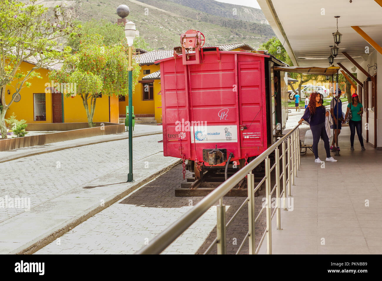 San Antonio de Pichincha, Pichincha, Ecuador - 29 Maggio 2018: Outdoor View non identificato di persone che visitano il treno informazioni di percorso all'interno di Ciudad Mitad del Mundo in Quito Foto Stock San Antonio de Pichincha, Pichincha, Ecuador - 29 Maggio 2018: Outdoor View non identificato di persone che visitano il treno informazioni di percorso all'interno di Ciudad Mitad del Mundo in Quito Foto Stock