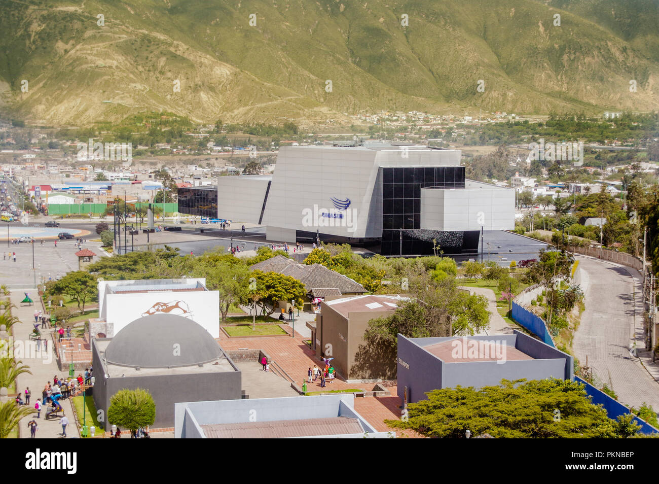 San Antonio de Pichincha, Pichincha, Ecuador - 29 Maggio 2018: vista aerea dell'edificio moderno di UNASUR all'invio di Ciudad Mitad del Mundo centro turistico, nei pressi della città di Quito Foto Stock San Antonio de Pichincha, Pichincha, Ecuador - 29 Maggio 2018: vista aerea dell'edificio moderno di UNASUR all'invio di Ciudad Mitad del Mundo centro turistico, nei pressi della città di Quito Foto Stock