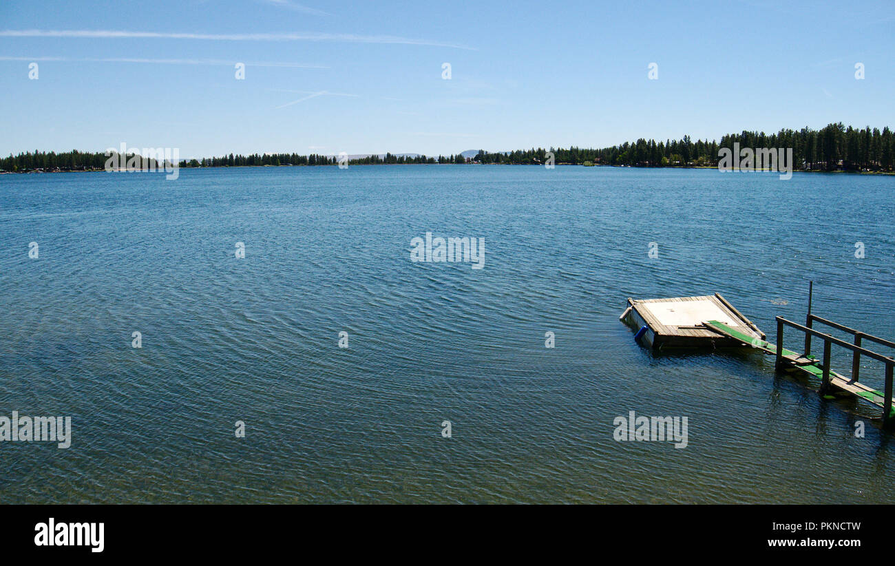 Vecchio dock ritorta su un lago in Oregon. Foto Stock