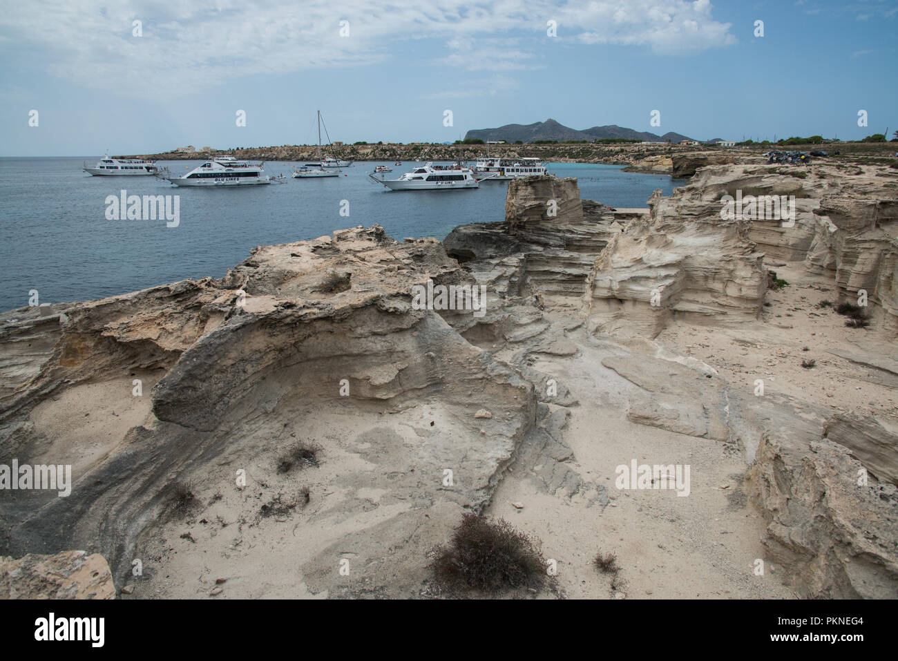 Felsküste und Badestrand auf der Insel Favignana nahe Sizilien Foto Stock