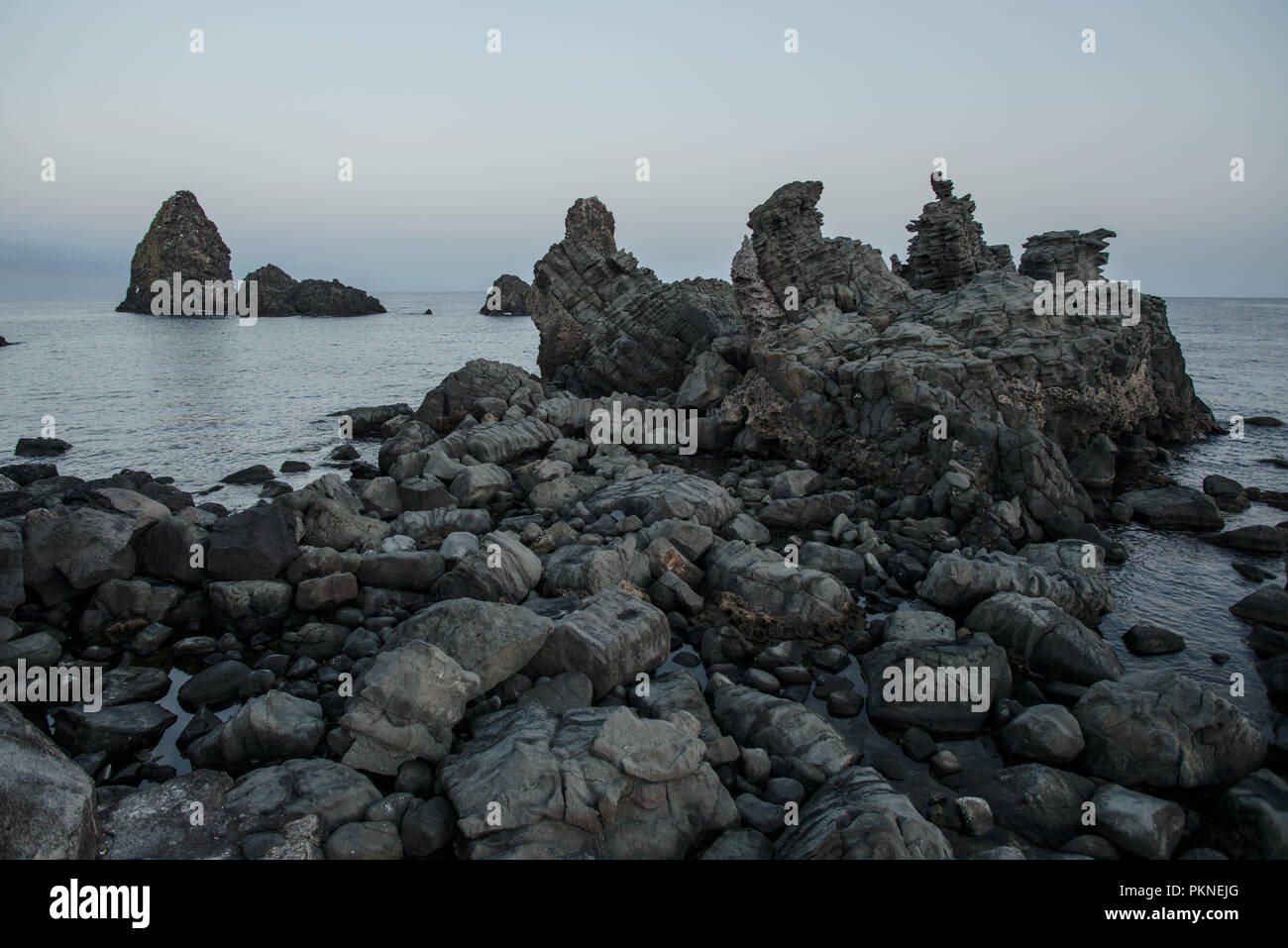 Zyklopeninseln bei Aci Castello auf Sizilien Foto Stock