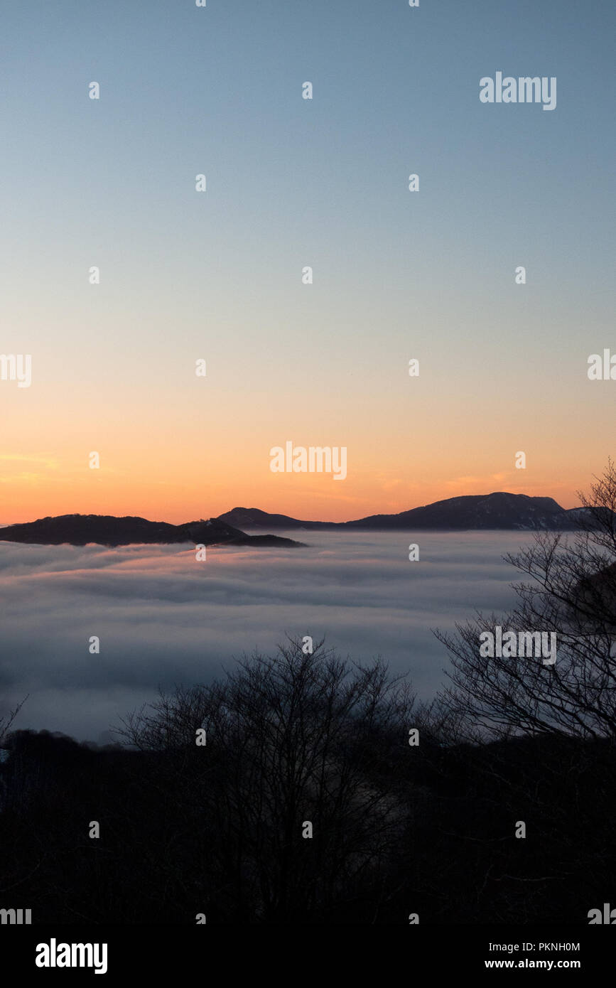L'Italia, Regione Molise, zona appenninica, 12/24/2012: nebbia e nuvole basse coprono una valle durante il tramonto Foto Stock