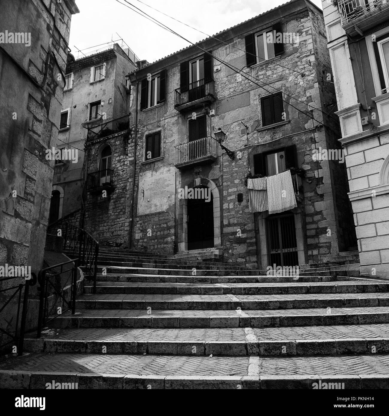 L'Italia, Campobasso, 05/25/2014: scalinata e case in un vicolo del borgo antico nel centro storico della città Foto Stock
