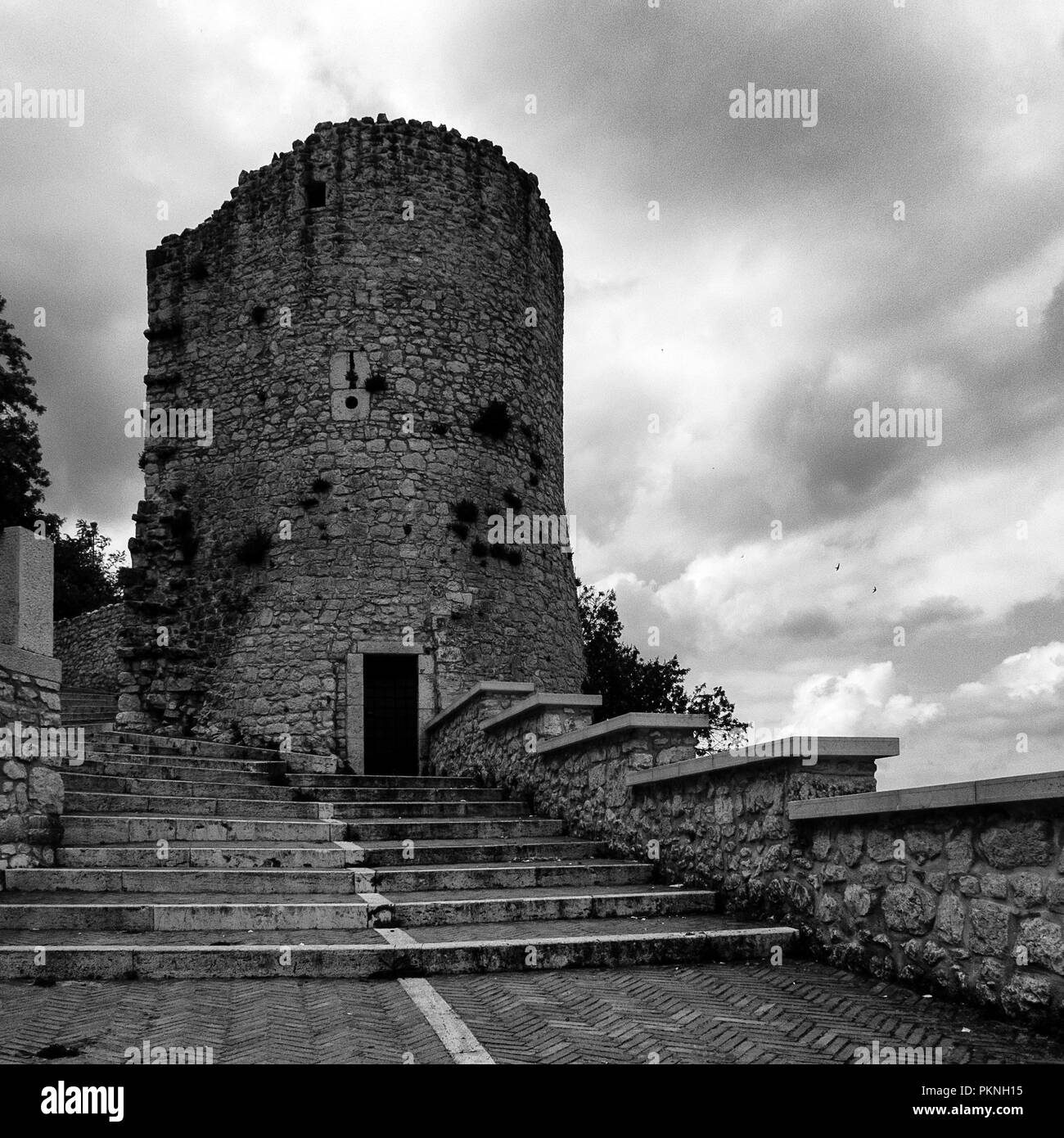 L'Italia, Campobasso, 05/25/2014: torre medievale lungo una scala del borgo antico nel centro storico della città Foto Stock