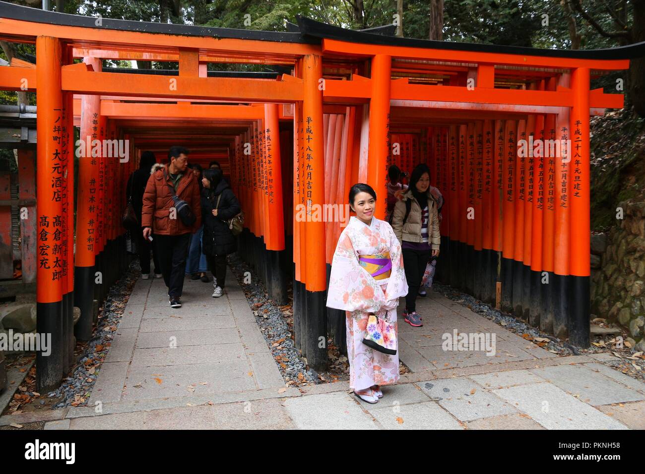 KYOTO, Giappone - 28 novembre 2016: la gente a piedi lungo il torii gates di Fushimi Inari Taisha a Kyoto, in Giappone. Ci sono più di 10.000 torii gates Foto Stock