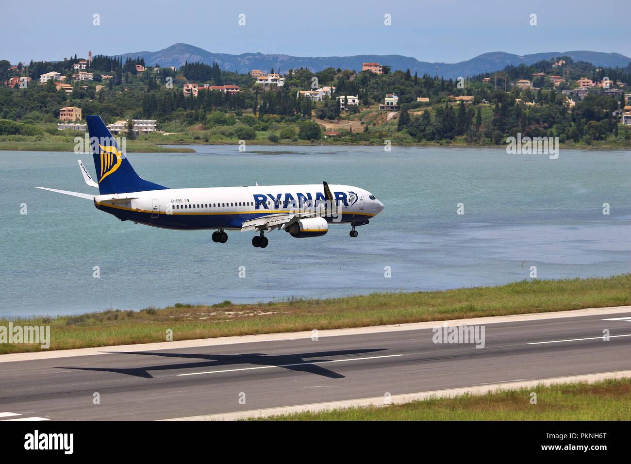 Corfù, Grecia - 5 giugno 2016: Ryanair Boeing 737-800 arriva all'Aeroporto Internazionale di Corfu', Grecia. Ryanair è uno dei maggiori operatori di Boeing 737 Foto Stock