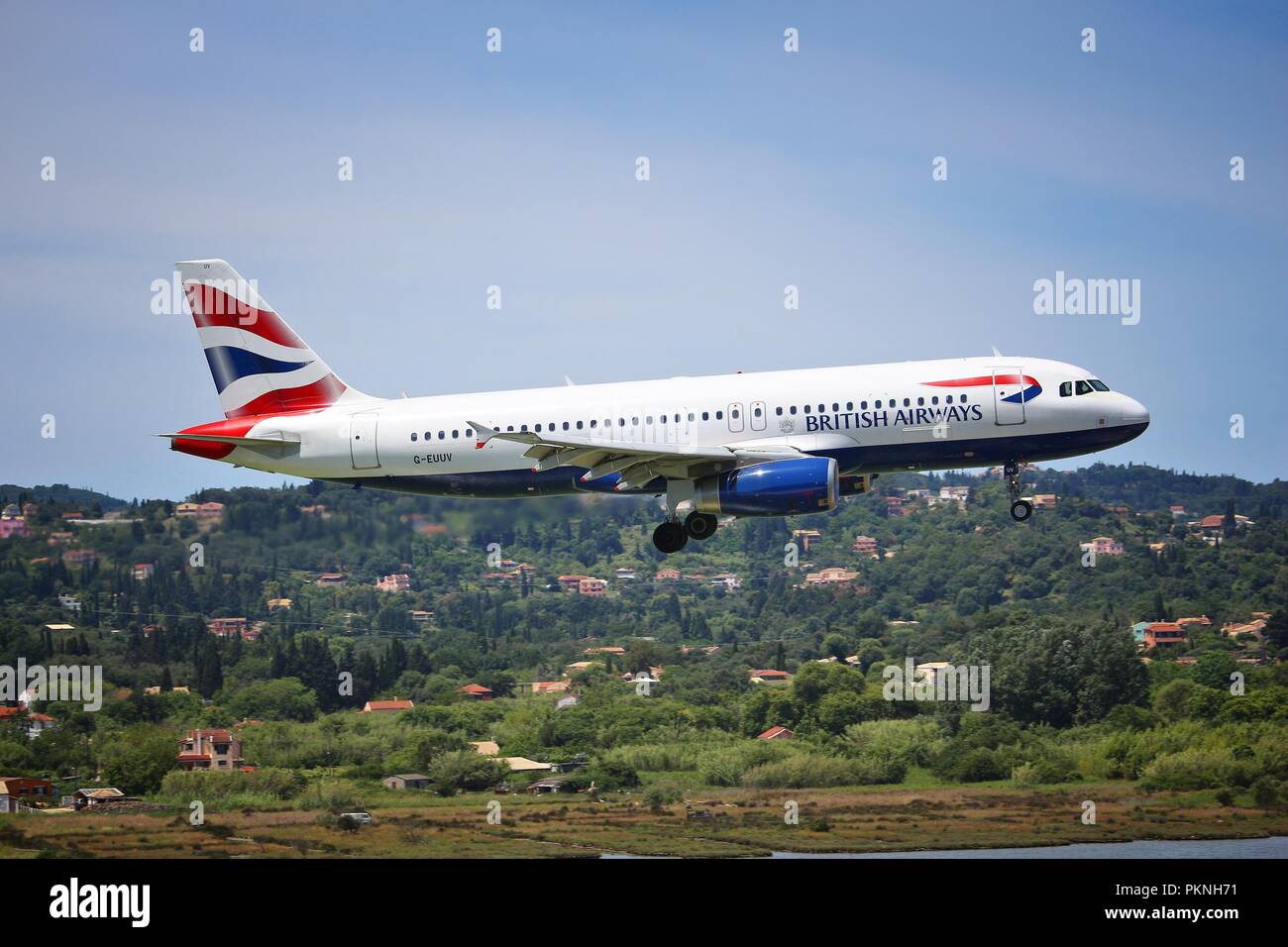 Corfù, Grecia - 5 giugno 2016: British Airways Airbus A320 arriva all'Aeroporto Internazionale di Corfu', Grecia. British Airways è la compagnia di bandiera della U Foto Stock