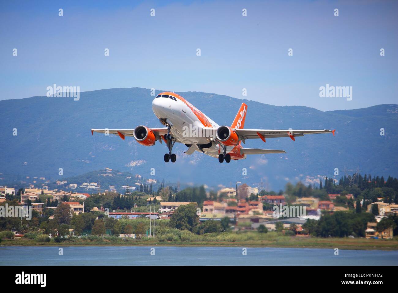 Corfù, Grecia - 5 giugno 2016: EasyJet Airbus A319 decolla dall'Aeroporto Internazionale di Corfu', Grecia. Con 65 milioni di passeggeri trasportati nel 2014, facile Foto Stock