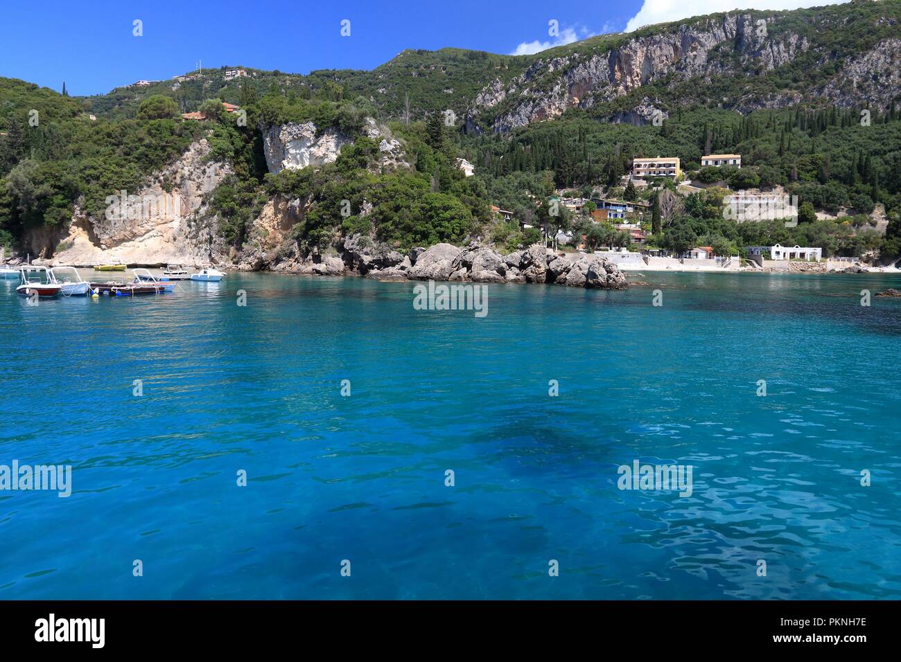 Paleokastritsa sull'isola di Corfu, Grecia. Mar Ionio costa in estate. Foto Stock