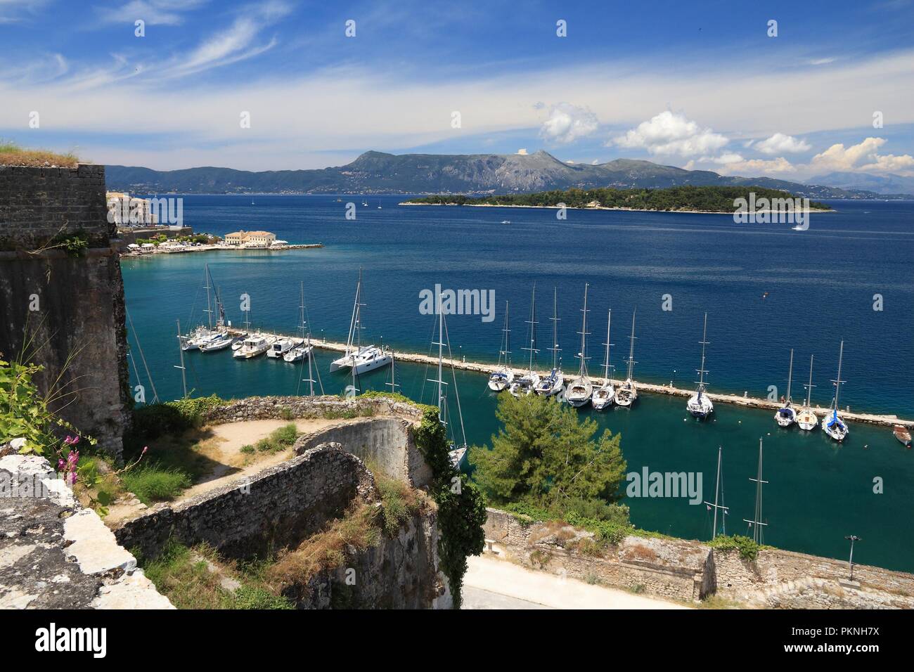 Barca a vela marina sotto la fortezza della città di Corfù, Grecia. Foto Stock