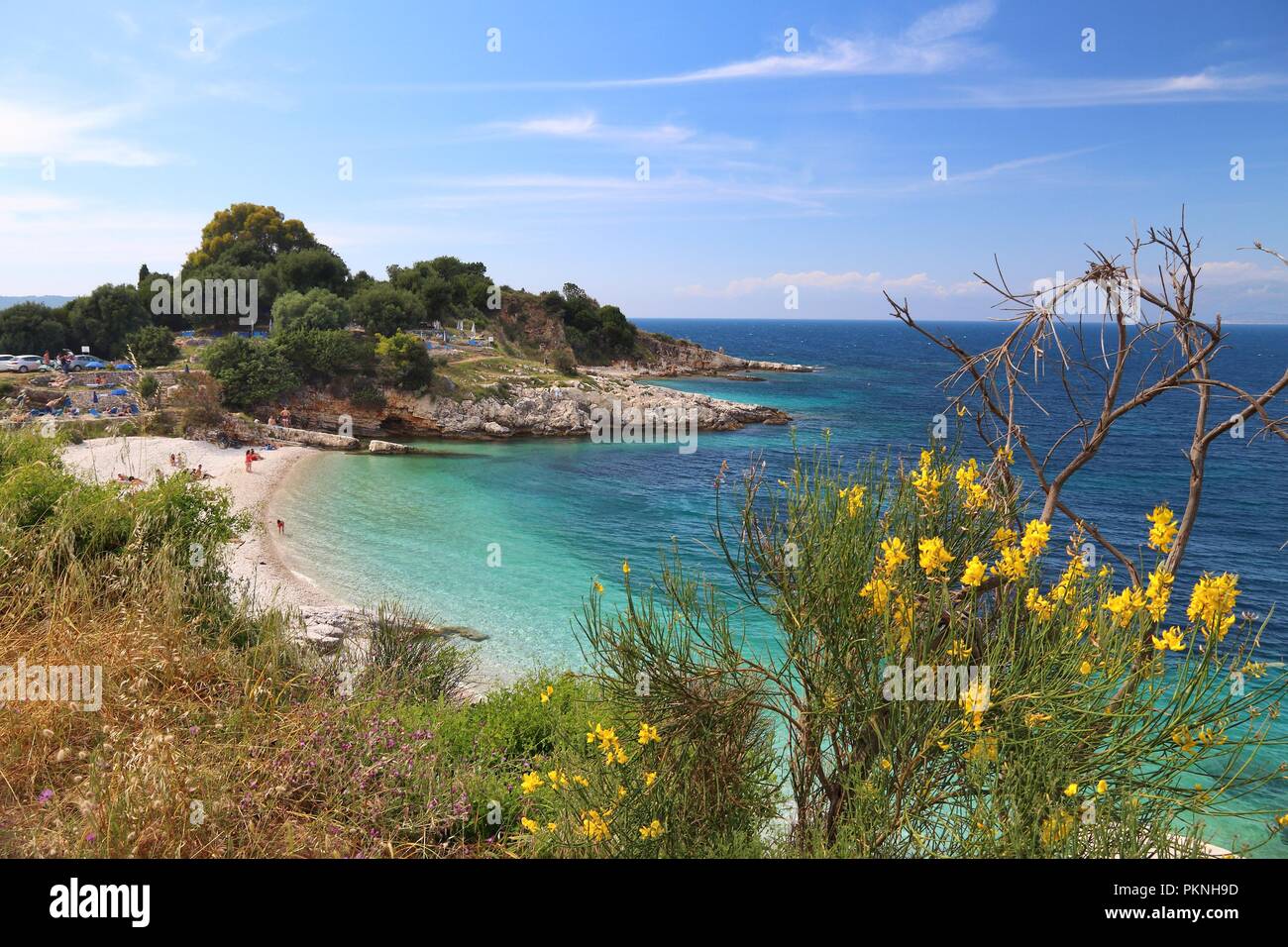 Kassiopi Beach sull'isola di Corfu, Grecia. Paesaggio mediterraneo. Foto Stock
