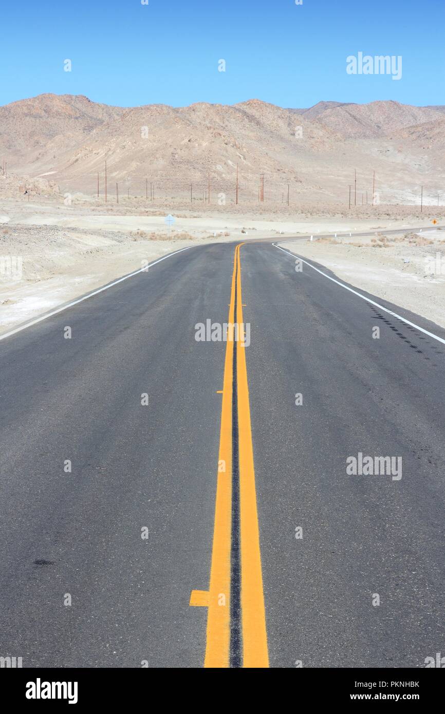 Deserto Mojave in California, Stati Uniti. Vista panoramica della strada nella Valle della Morte. Foto Stock