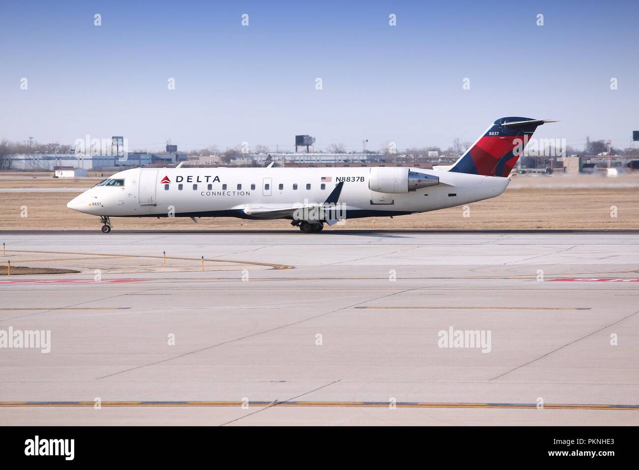 CHICAGO, STATI UNITI - 1 Aprile 2014: Delta Canadair CRJ-200 taxi dopo l'atterraggio all'Aeroporto O'Hare di Chicago. Come di 2013 Delta è stata la più grande aria Foto Stock